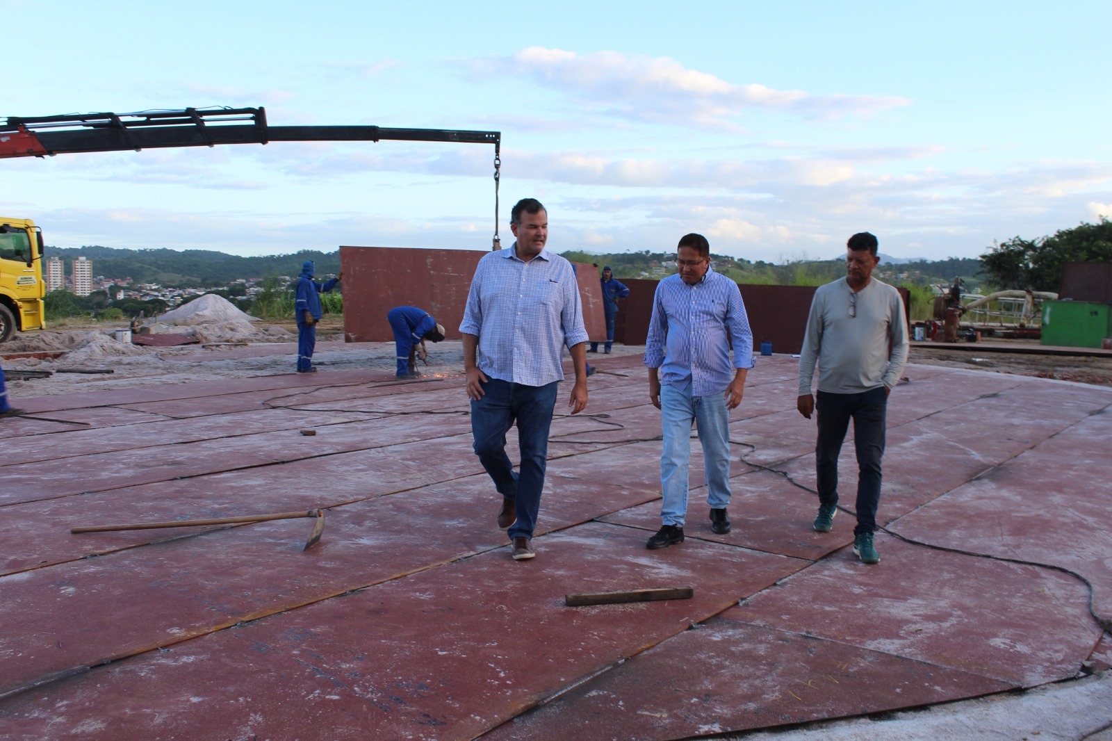 Prefeito Augusto acompanha presidente da EMASA na montagem do reservatório do Mais Água no Novo Lomanto