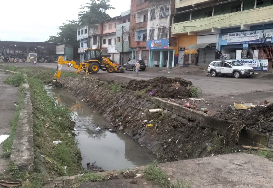 Prefeitura intensifica operação para poda de árvores e limpeza em várias localidades de Itabuna