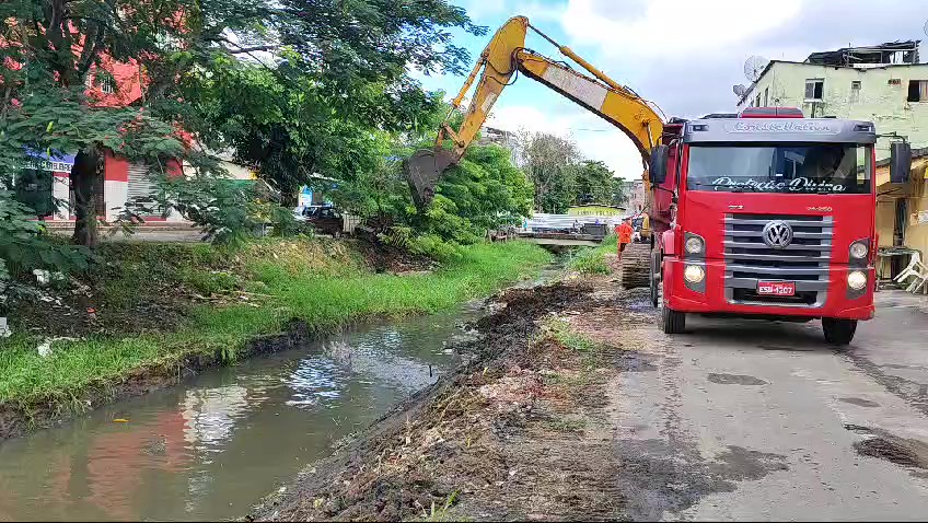 Prefeitura de Itabuna intensifica a limpeza do canal de drenagem do São Caetano