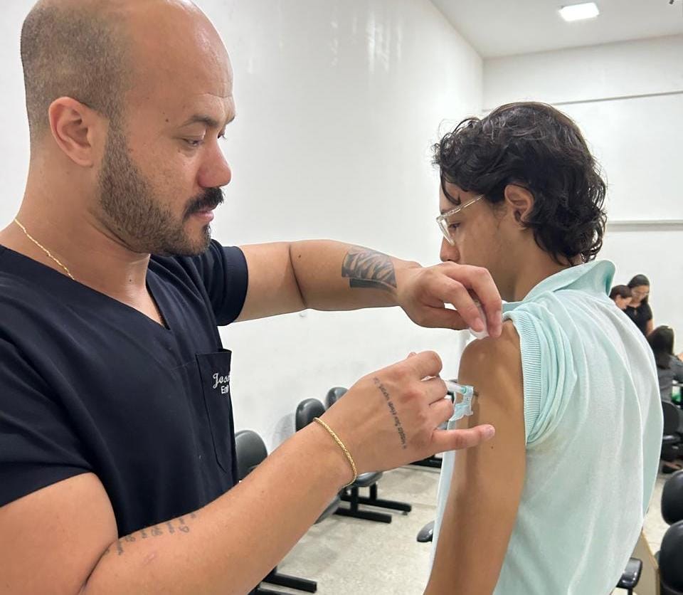 Hospital de Base Luís Eduardo Magalhães vacina colaboradores contra a Influenza