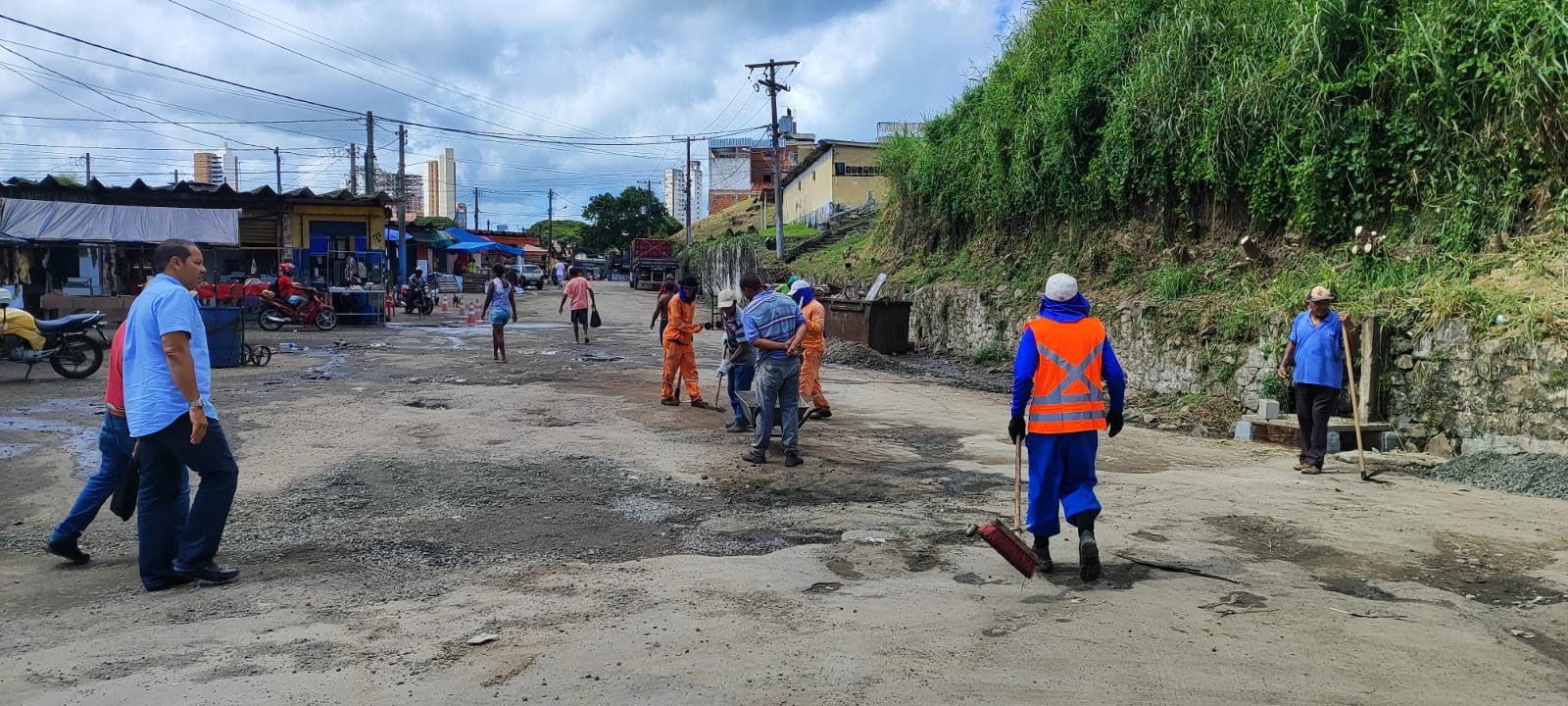 Operação de limpeza urbana e reordenamento do condomínio Centro Comercial avança