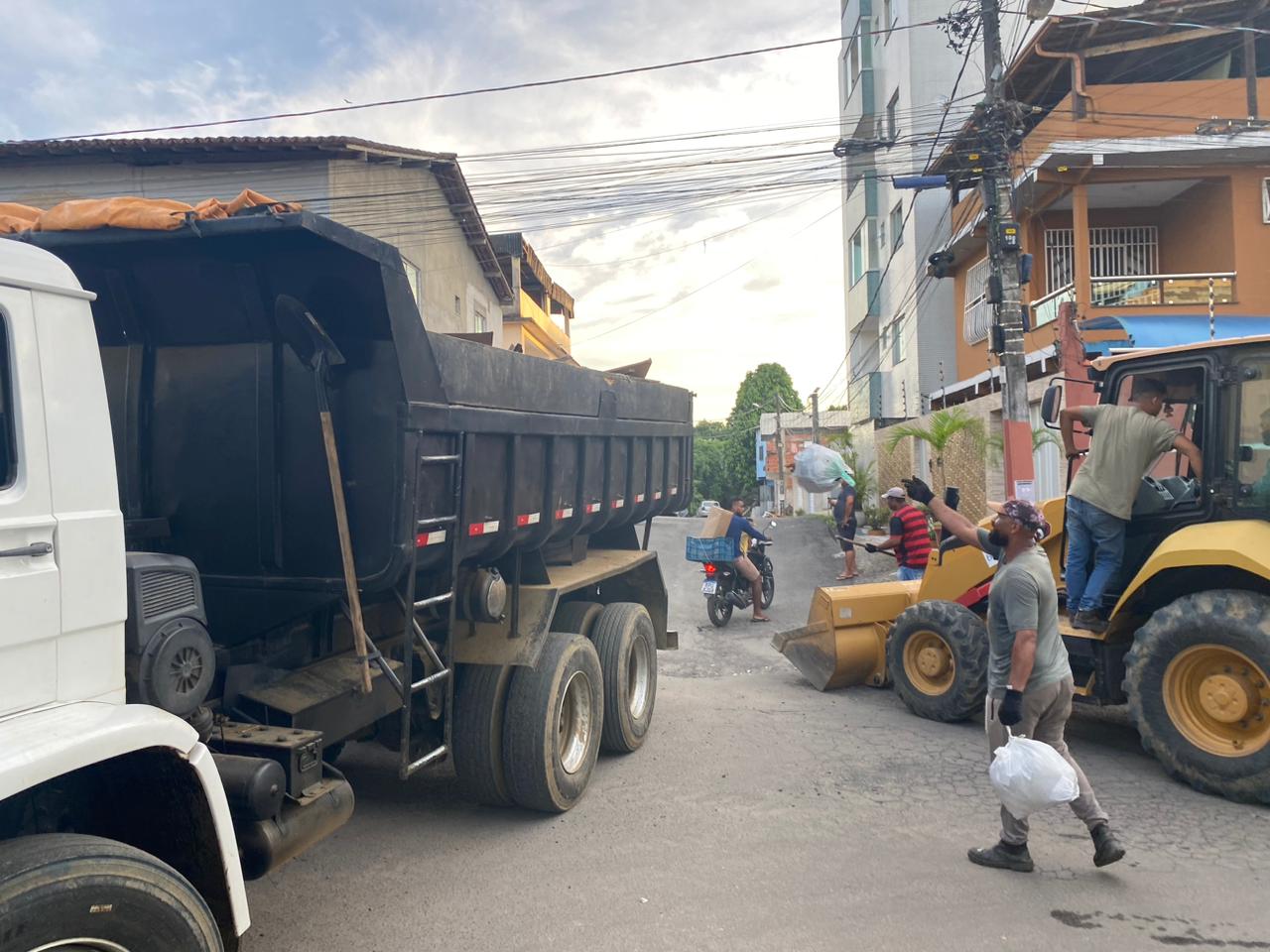 Prefeitura de Itabuna faz bota-fora para a prevenção e combate ao Aedes Aegypti no Jaçanã
