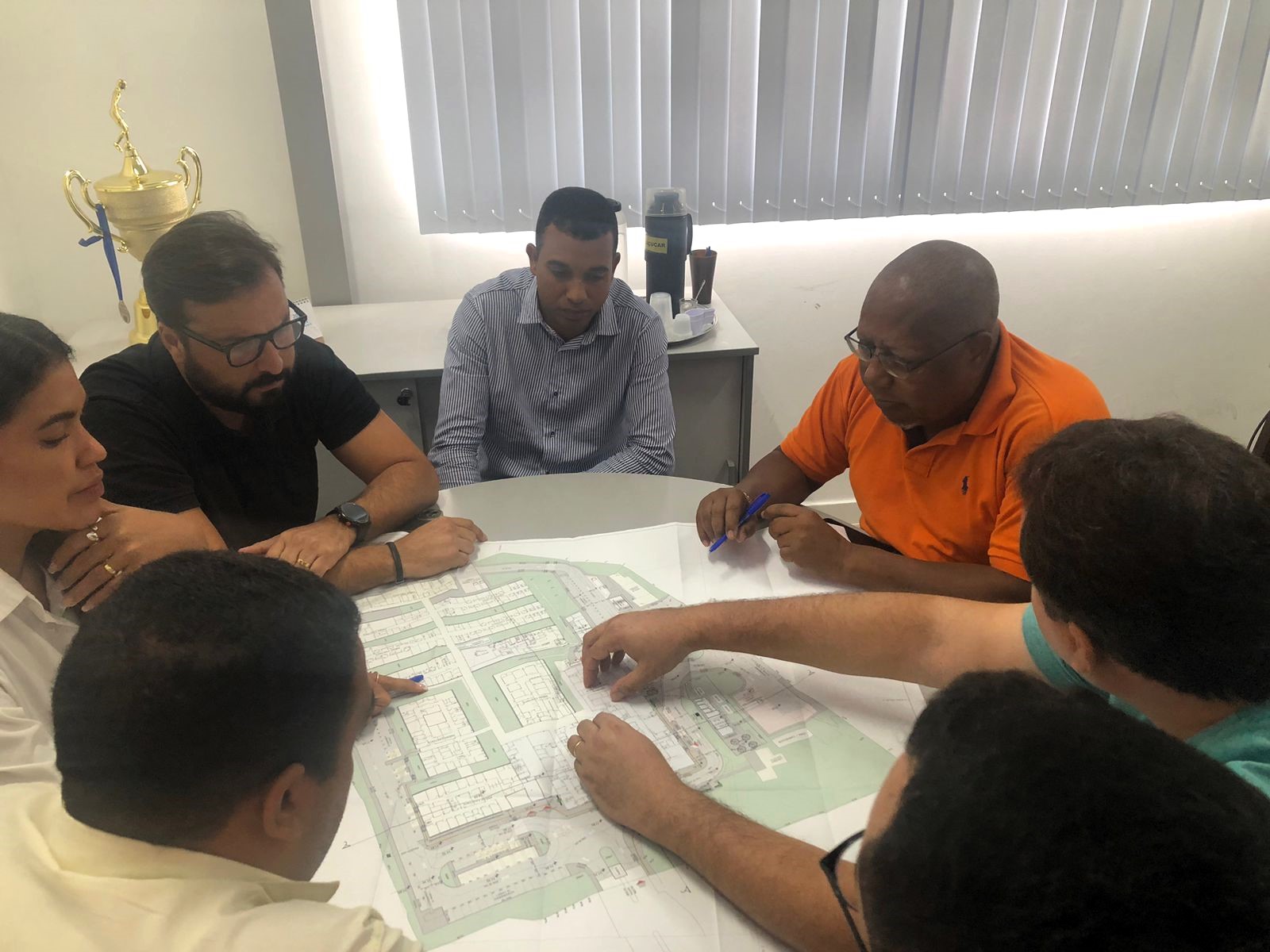 Diretor-Presidente da FASI avalia com engenheiros obras de ampliação do Hospital de Base de Itabuna