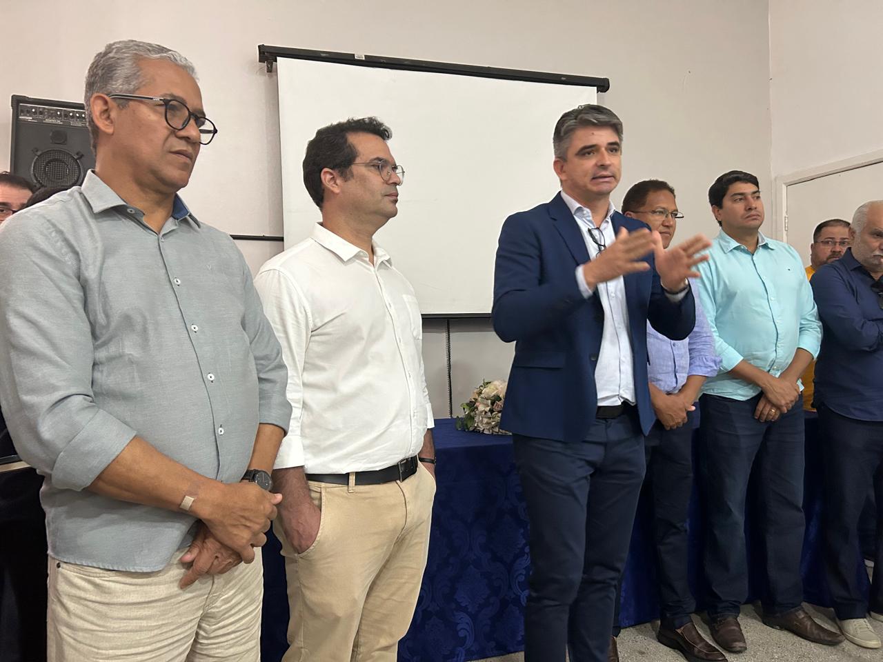 Prefeito Augusto Castro apresenta aos diretores e colaboradores novo presidente da FASI