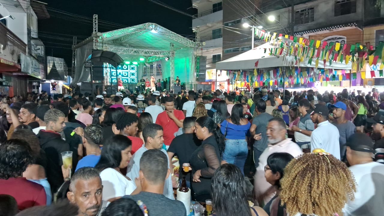 Milhares de pessoas lotam praça do Santo Antônio na abertura do Ita Pedro nos Bairros