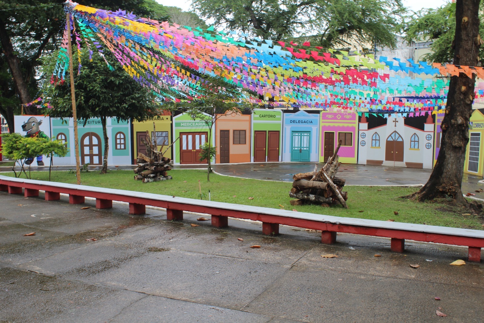 Decoração junina no centro de Itabuna impulsiona vendas do comércio
