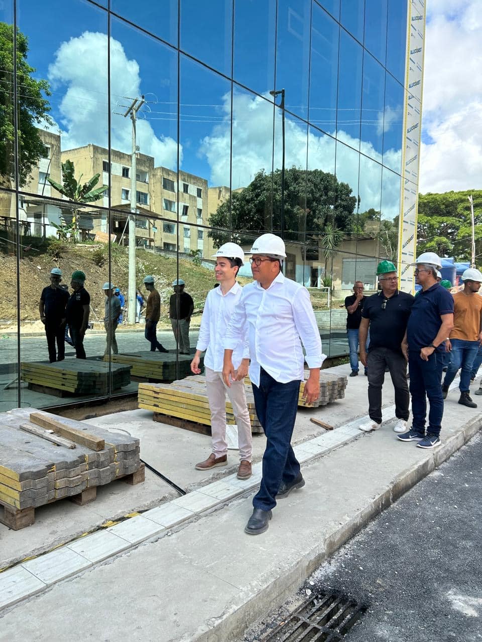 Prefeito Augusto Castro recebe novos equipamentos enviados pela SESAB para o novo Hospital de Base