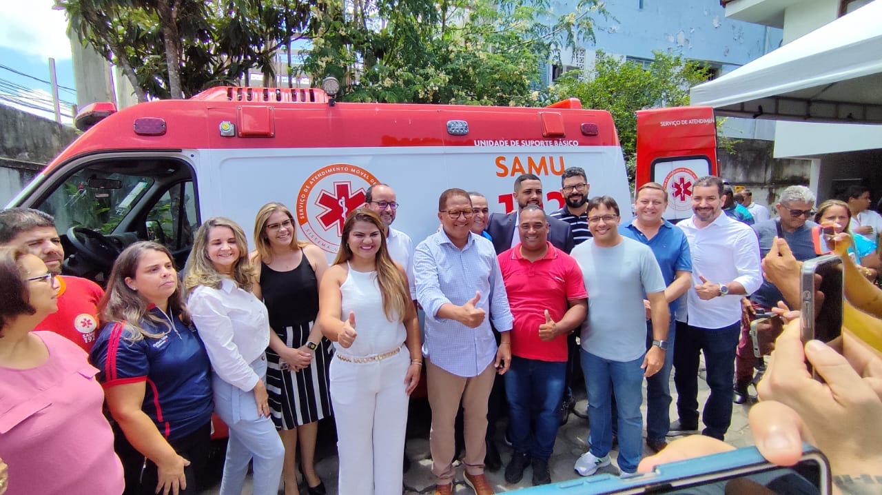 Prefeito Augusto Castro entrega três novas ambulâncias para a renovação da frota do SAMU-192 de Itabuna