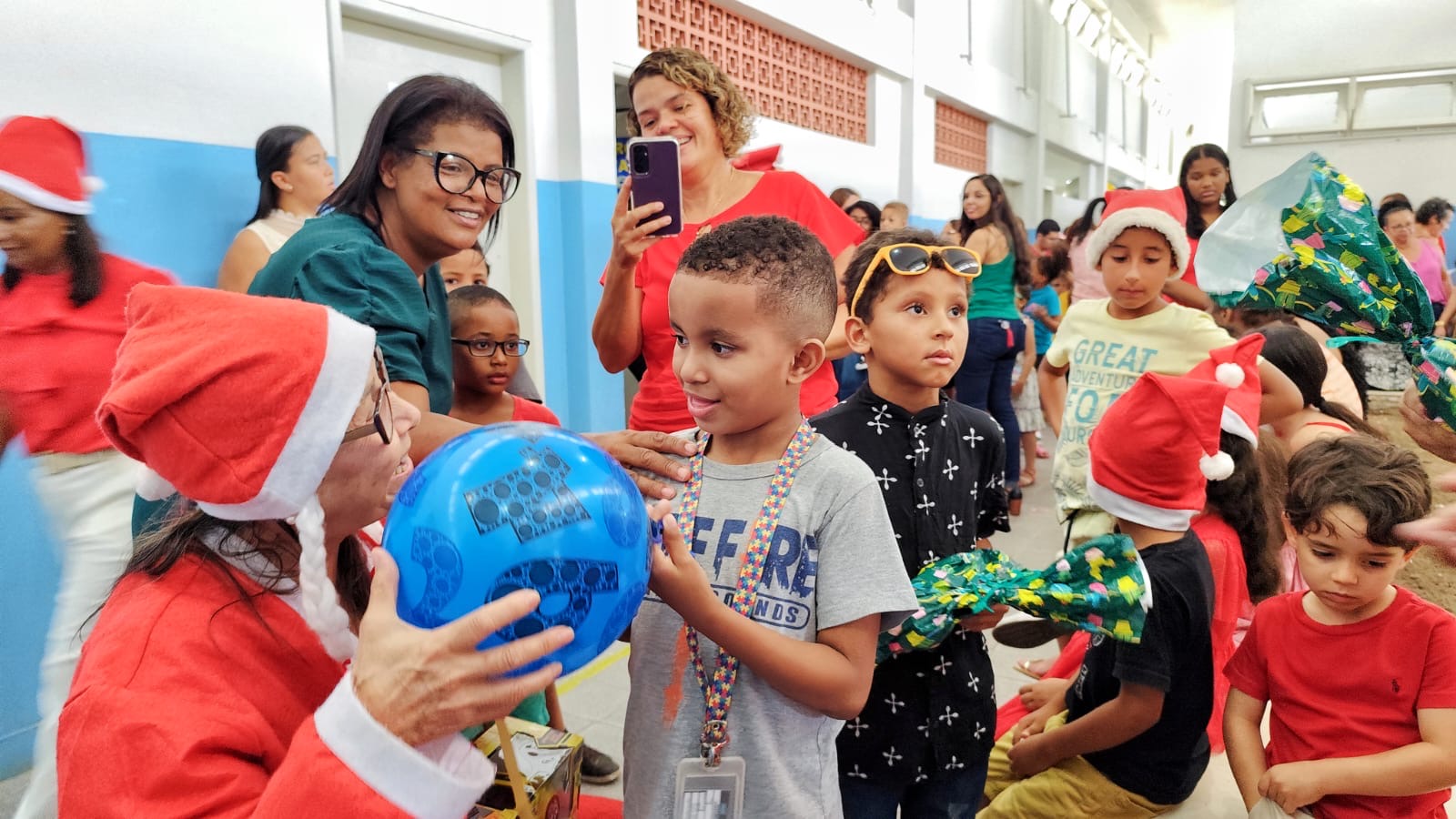 Profissionais do CREADH finalizam o ano com festa natalina e presentes para as crianças e pacientes