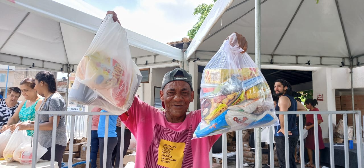 Prefeitura de Itabuna entrega cestas natalinas para famílias castradas pela SEMPS