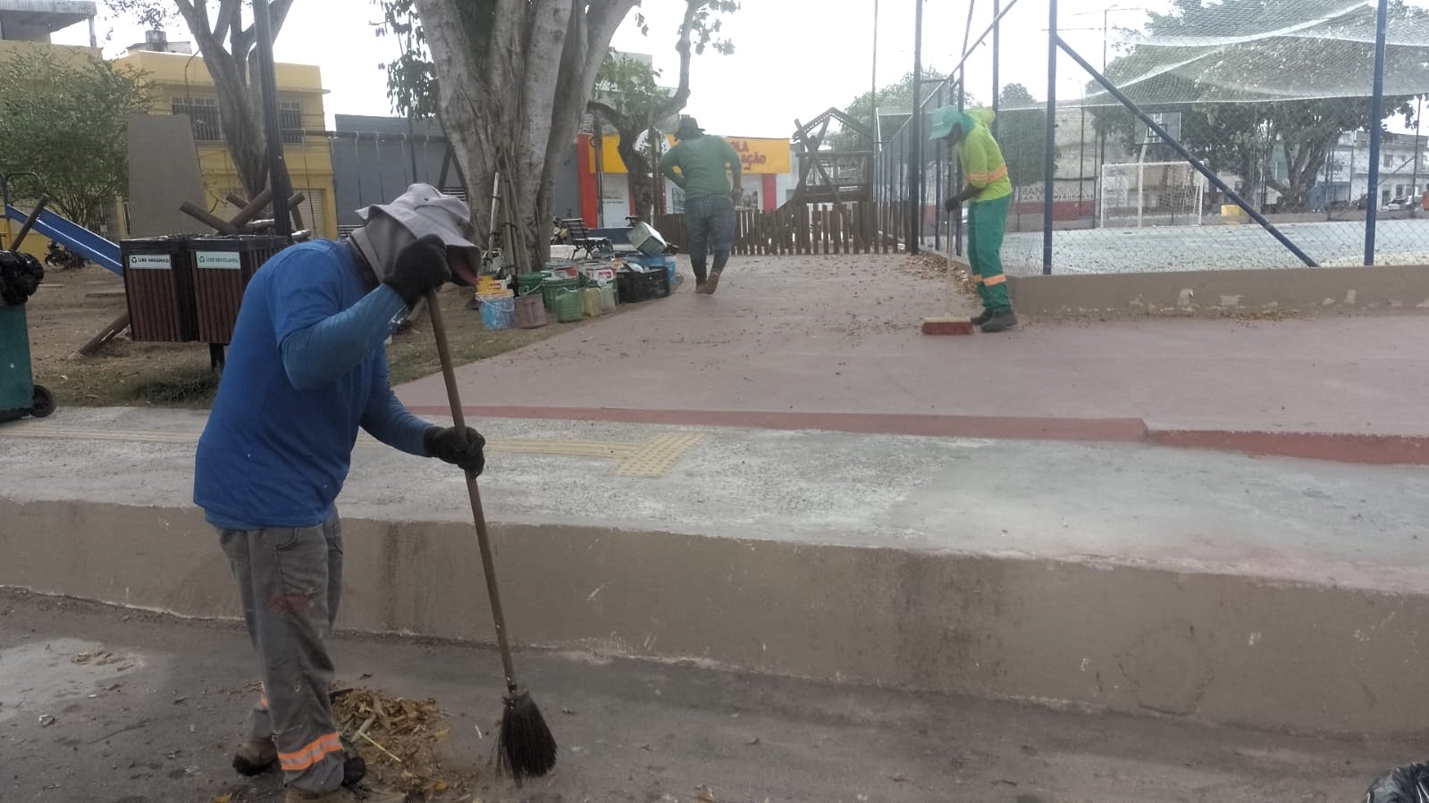 Prefeitura de Itabuna remove lixo de pontos viciados e a zeladoria das praças públicas recém inaugururadas