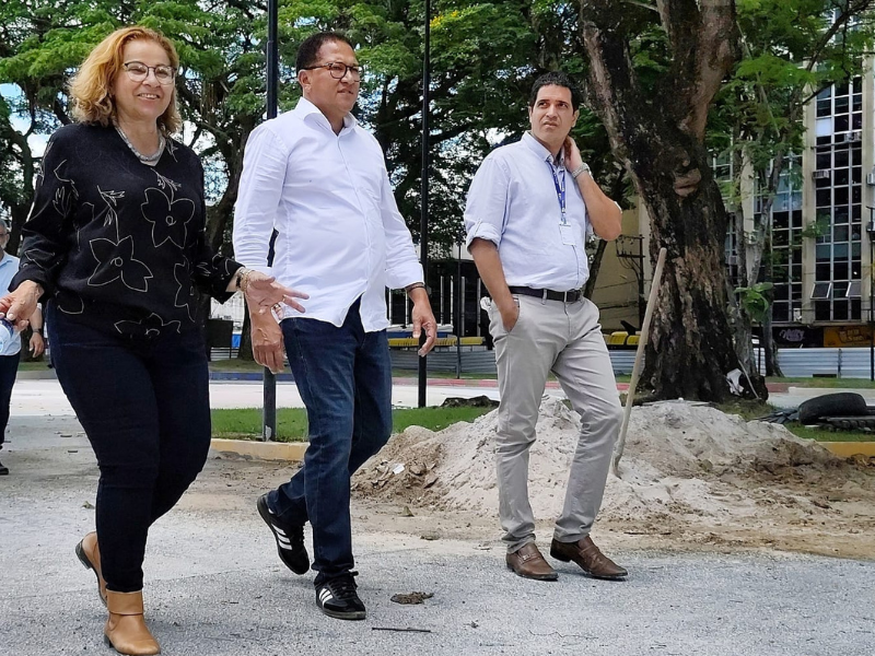 Prefeito Augusto Castro vistoria obras da Praça Otávio Mangabeira com titulares da EMASA e SIURB