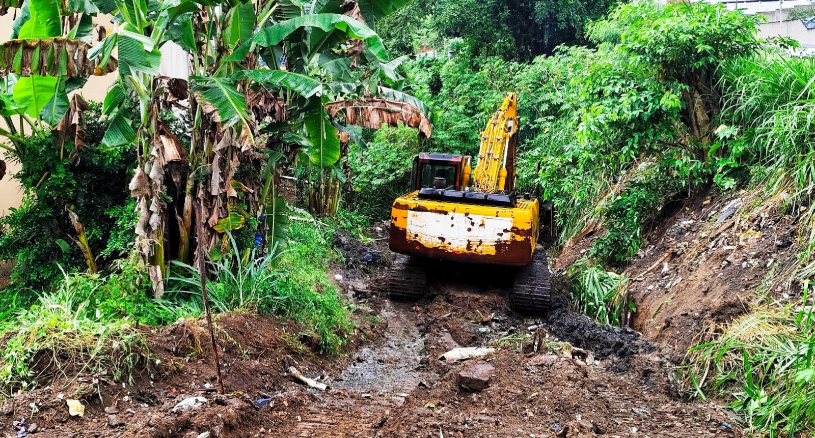 Prefeitura de Itabuna faz a manutenção limpeza do canal de drenagem do São Lourenço