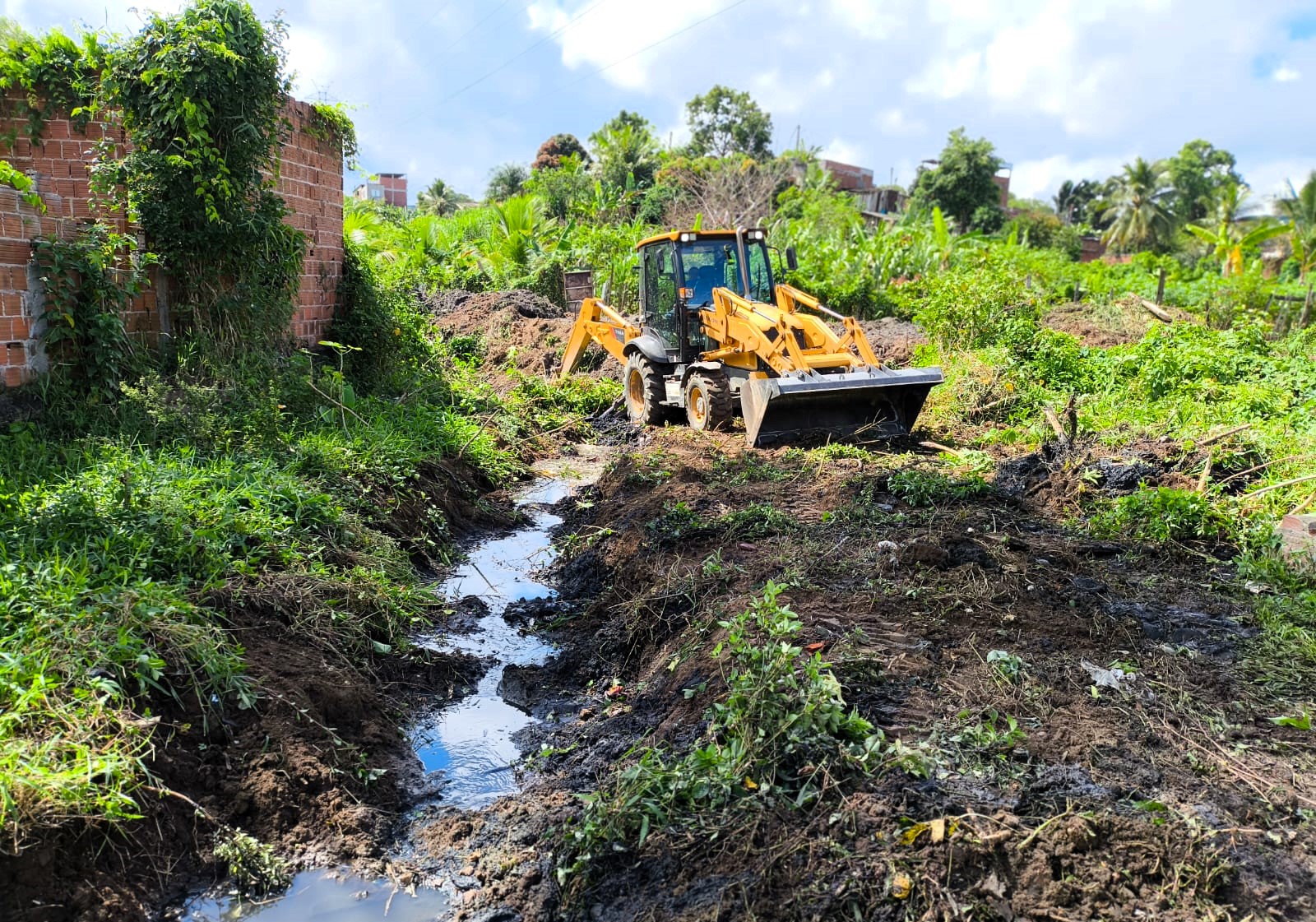 Prefeitura de Itabuna executa a limpeza do canal de drenagem do Nova Califórnia
