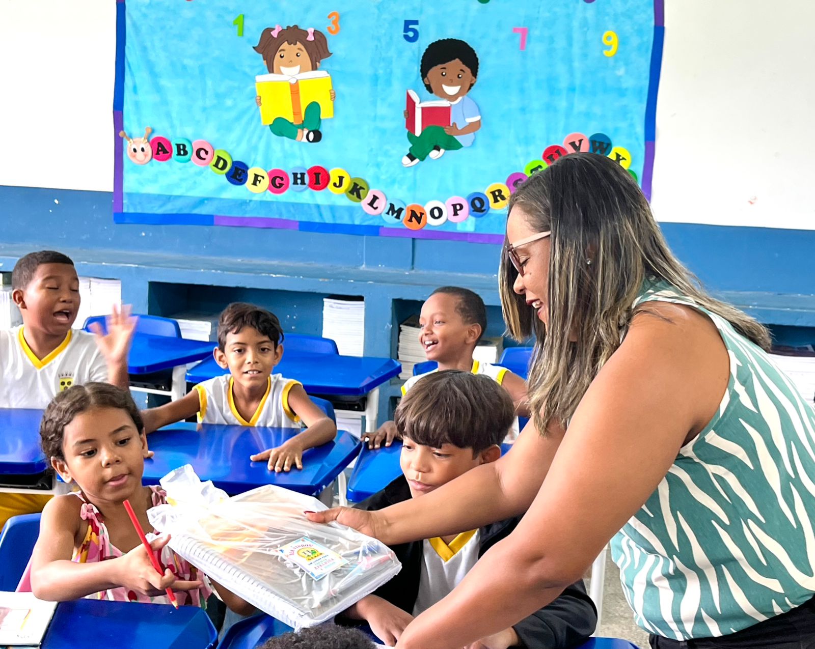 Grupo Escolar Ana Francisca Messias em Ferradas distribui Kit Escolar para os alunos
