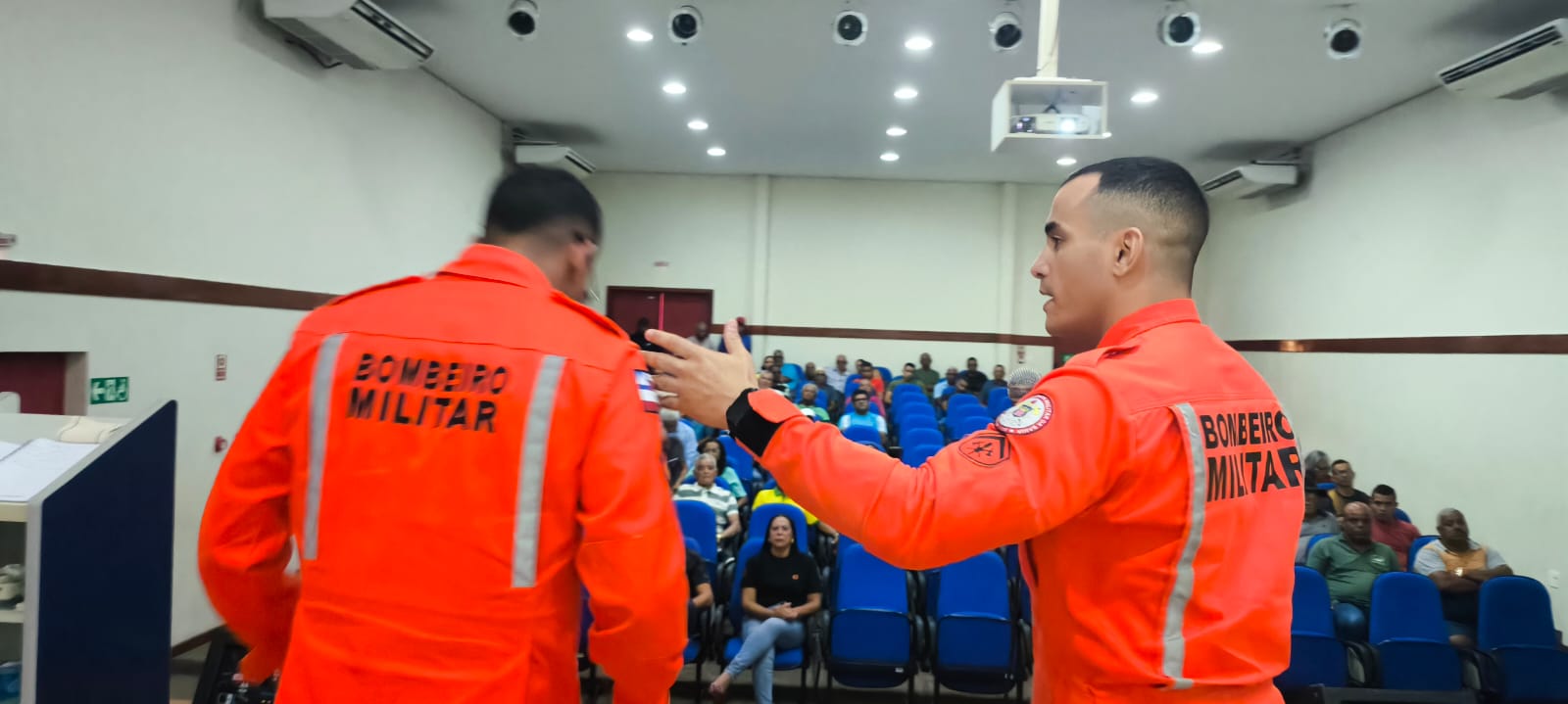 Prefeitura inicia a vistoria anual da frota de táxis em Itabuna com a capacitação dos profissionais