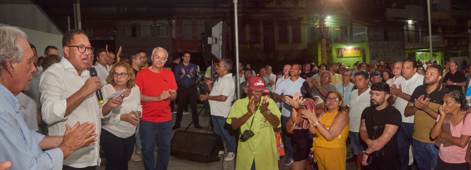 Poesia, falas e discursos marcam entrega da Praça Berilo Guimarães pelo prefeito Augusto Castro
