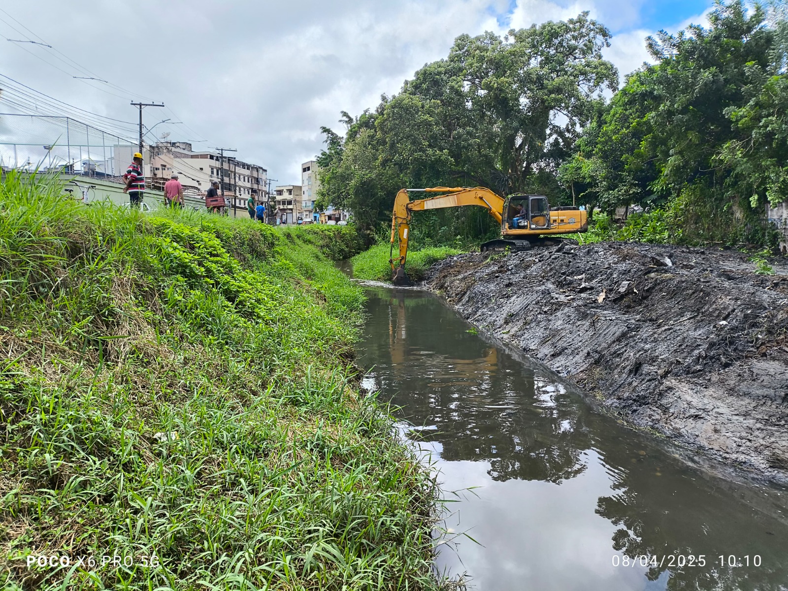 Prefeitura de Itabuna inicia a limpeza da calha do Riacho Água Branca