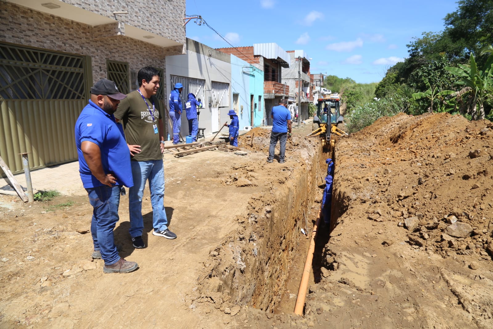 Obras de implantação da rede de esgotamento sanitário da Rua Nossa Senhora das Graças próximas da conclusão