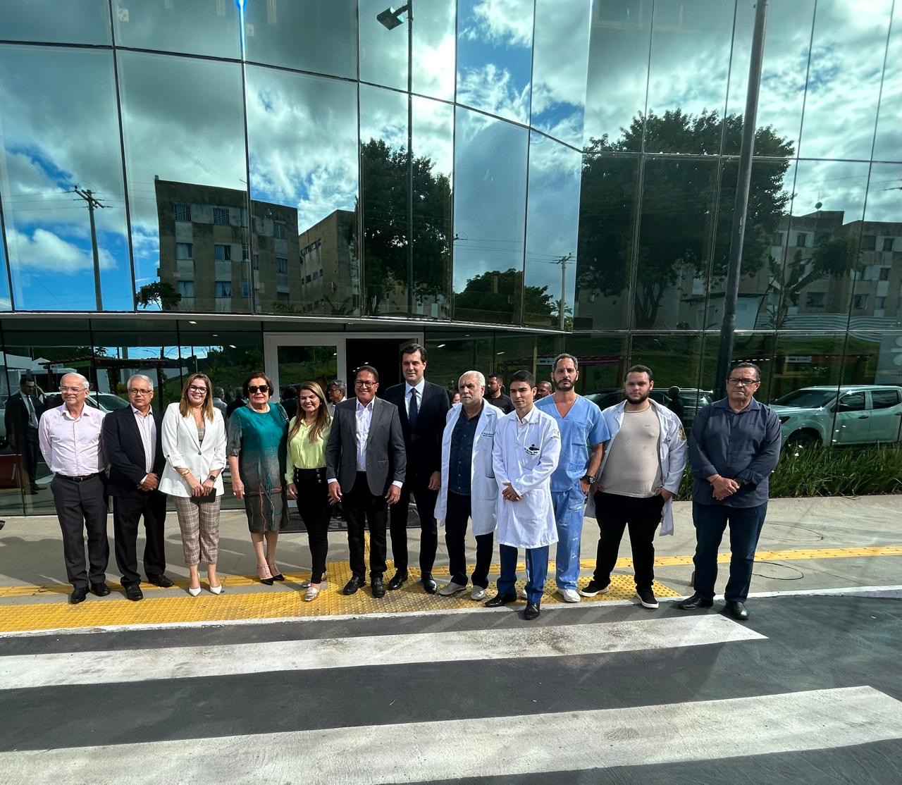 Prefeito Augusto Castro e representantes da PGJ-BA fazem visita guiada no Novo Hospital de Base