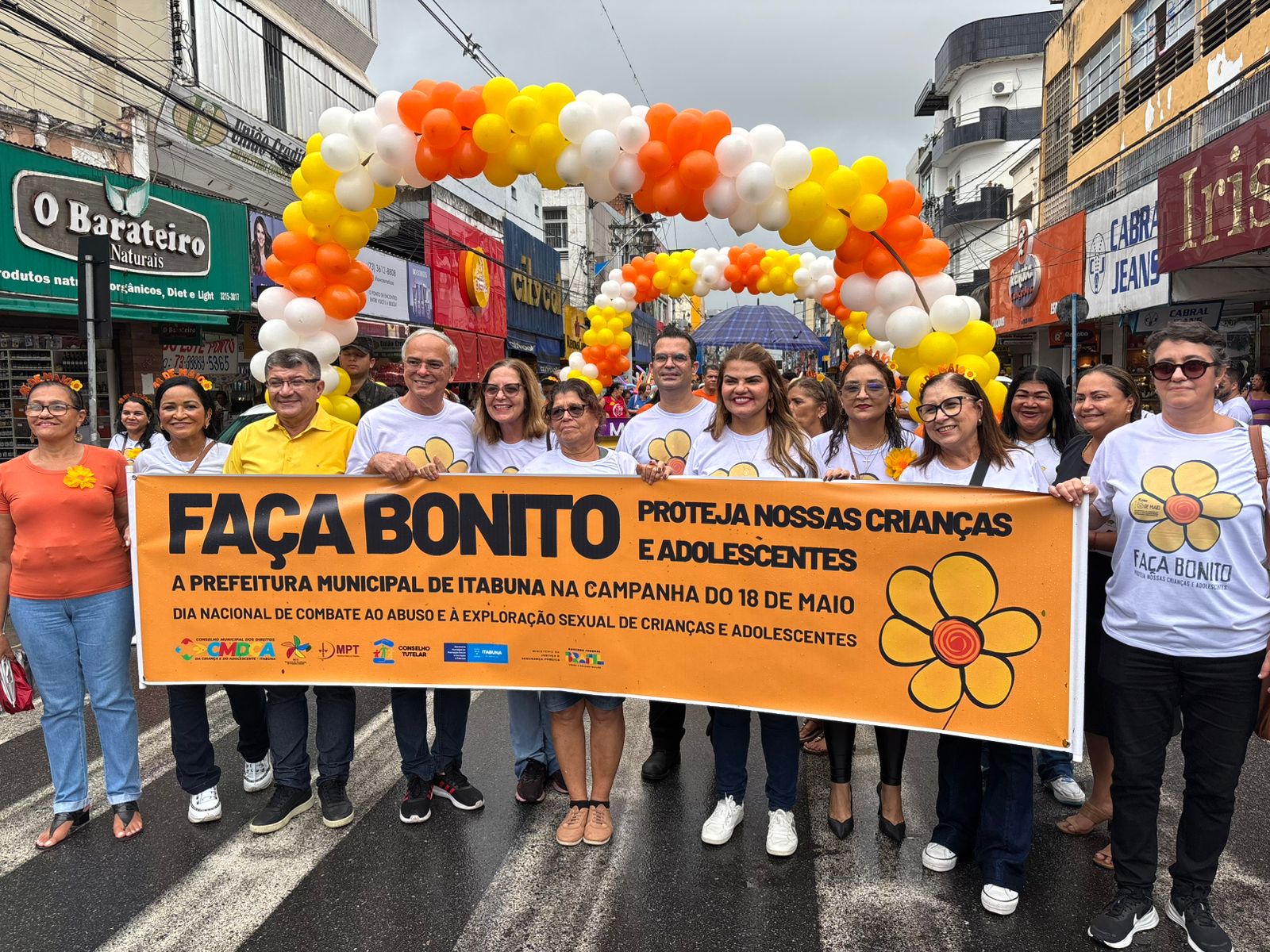 Sob chuvas constantes em Itabuna, Caminhada "Faça Bonito" encheu de cores e alegria a Avenida do Cinquentenário