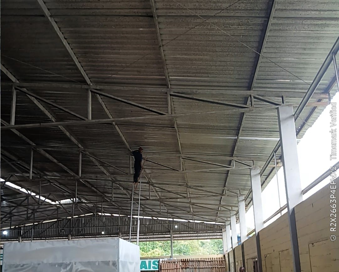 Prefeitura de Itabuna faz reparos no telhado do galpão da feira provisoria do São Caetano