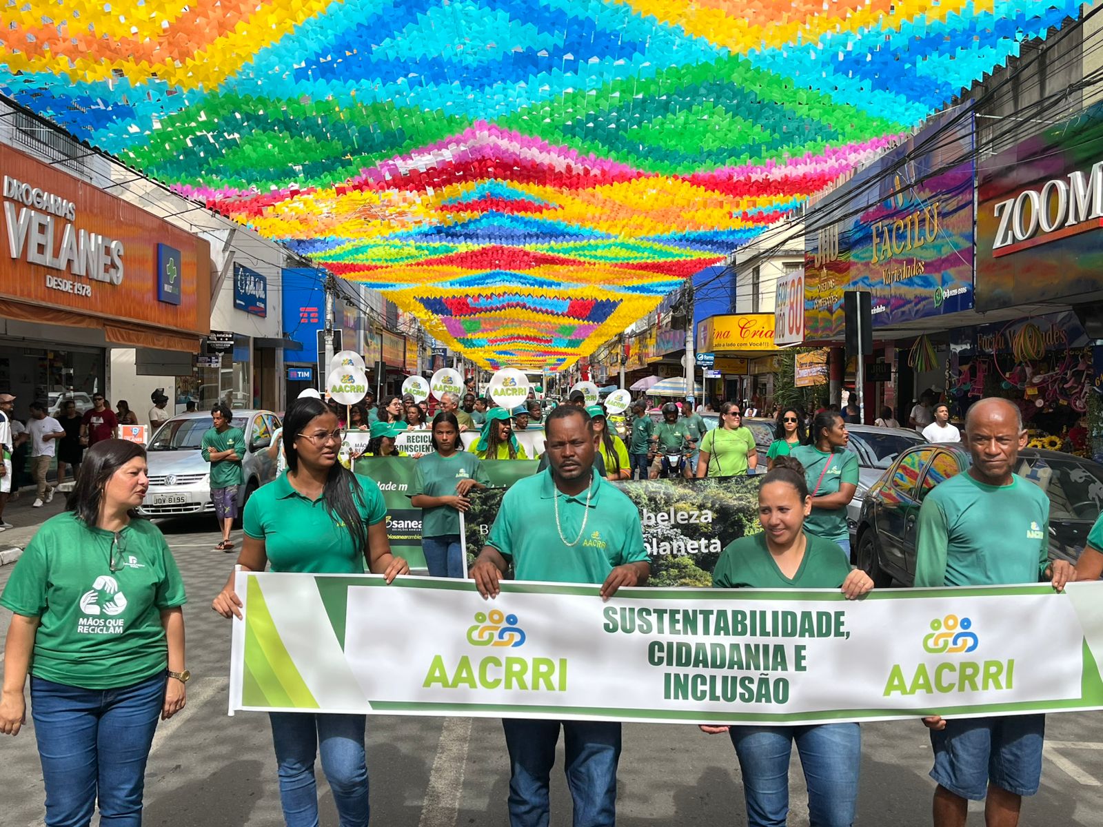 Catadores de materiais recicláveis participam de caminhada no centro de Itabuna para comemorar seu dia