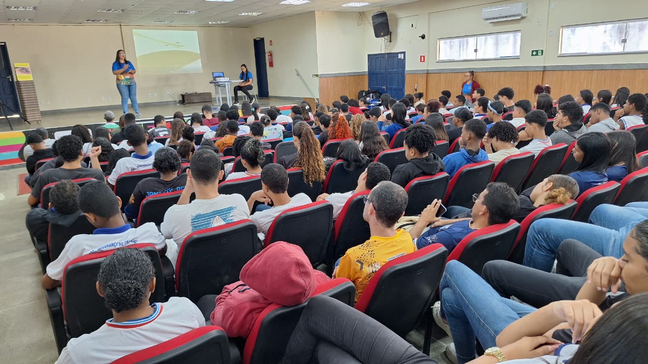 Prefeitura de Itabuna realiza ação educativa de combate à dengue em Escola da Rede Estadual