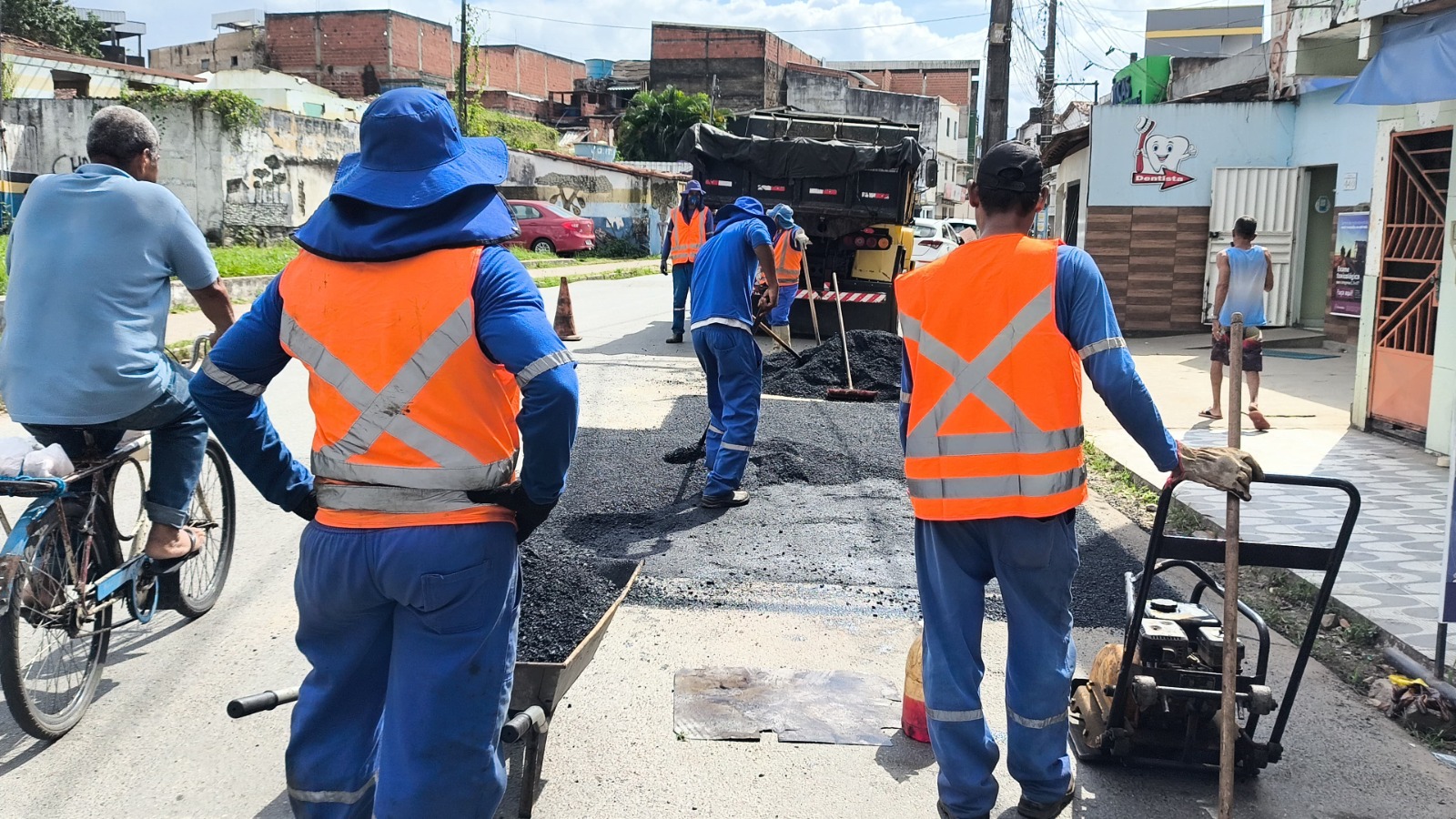 Prefeitura de Itabuna executa Operação Tapa Buracos na Califórnia e Santo Antônio