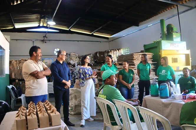 AACRRI homenageia pais catadores com café da manhã e presentes