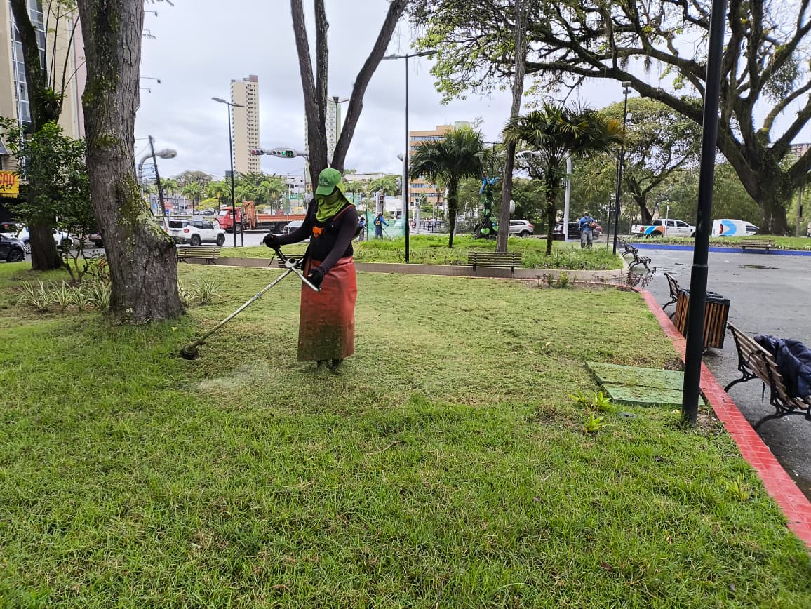 Prefeitura de Itabuna realiza serviços de zeladoria na Praça Otávio Mangabeira