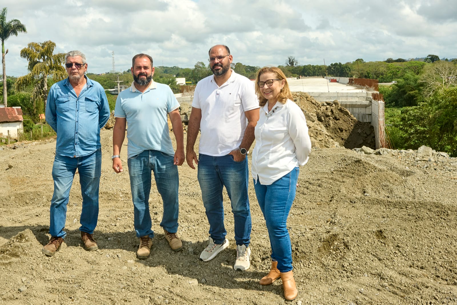 Secretária Sônia Fontes visita obras e serviços da BA-649 no entroncamento com as ruas do Contorno e Prado