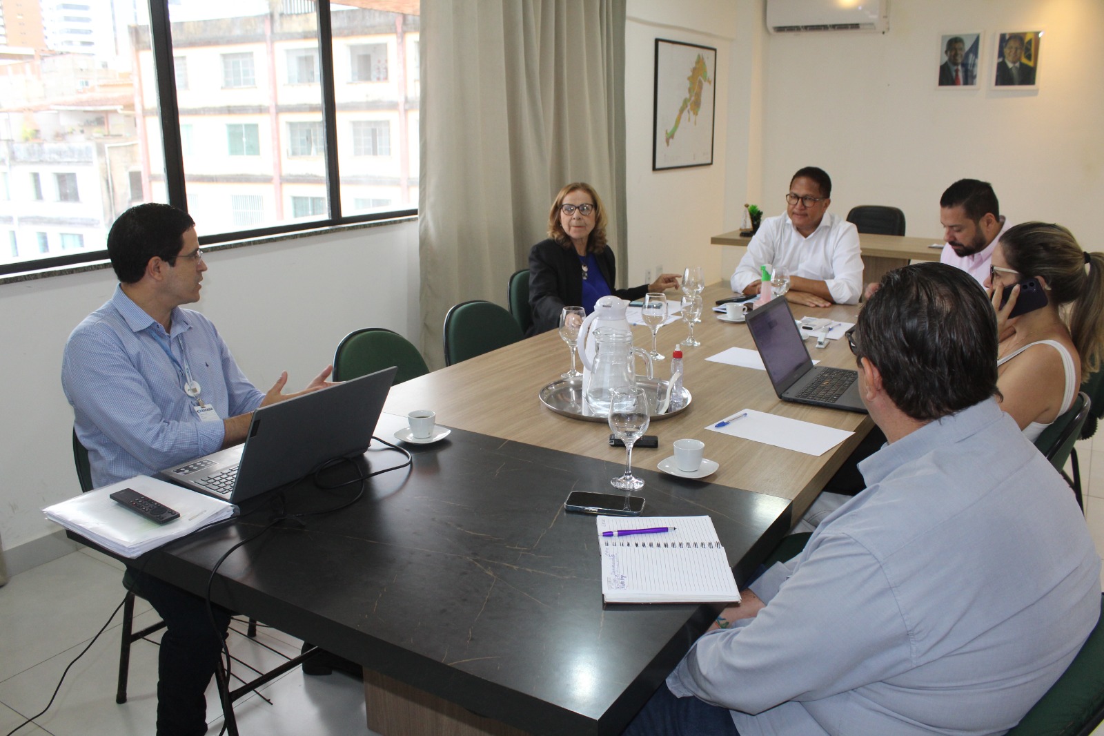 Presidente da EMASA apresenta dados do saneamento básico ao prefeito Augusto Castro e secretários