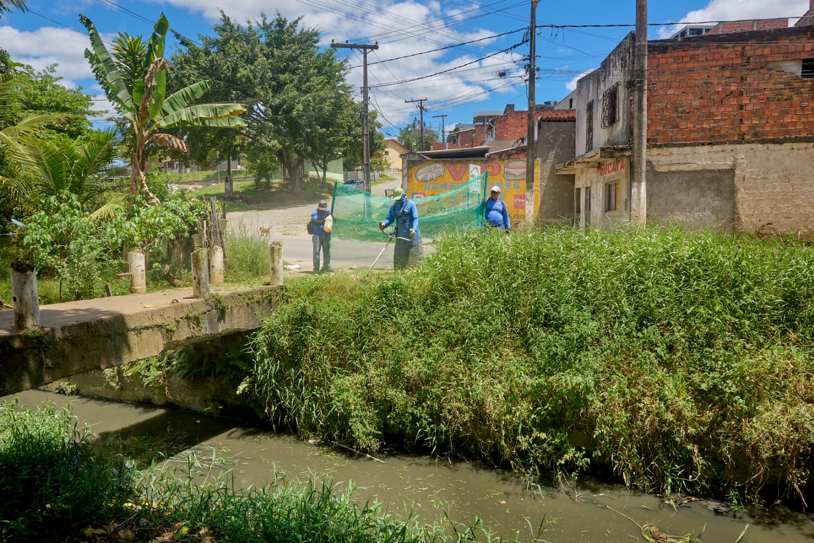 Prefeitura de Itabuna executa a remoção de vegetação do canal de drenagem da Avenida Capixaba