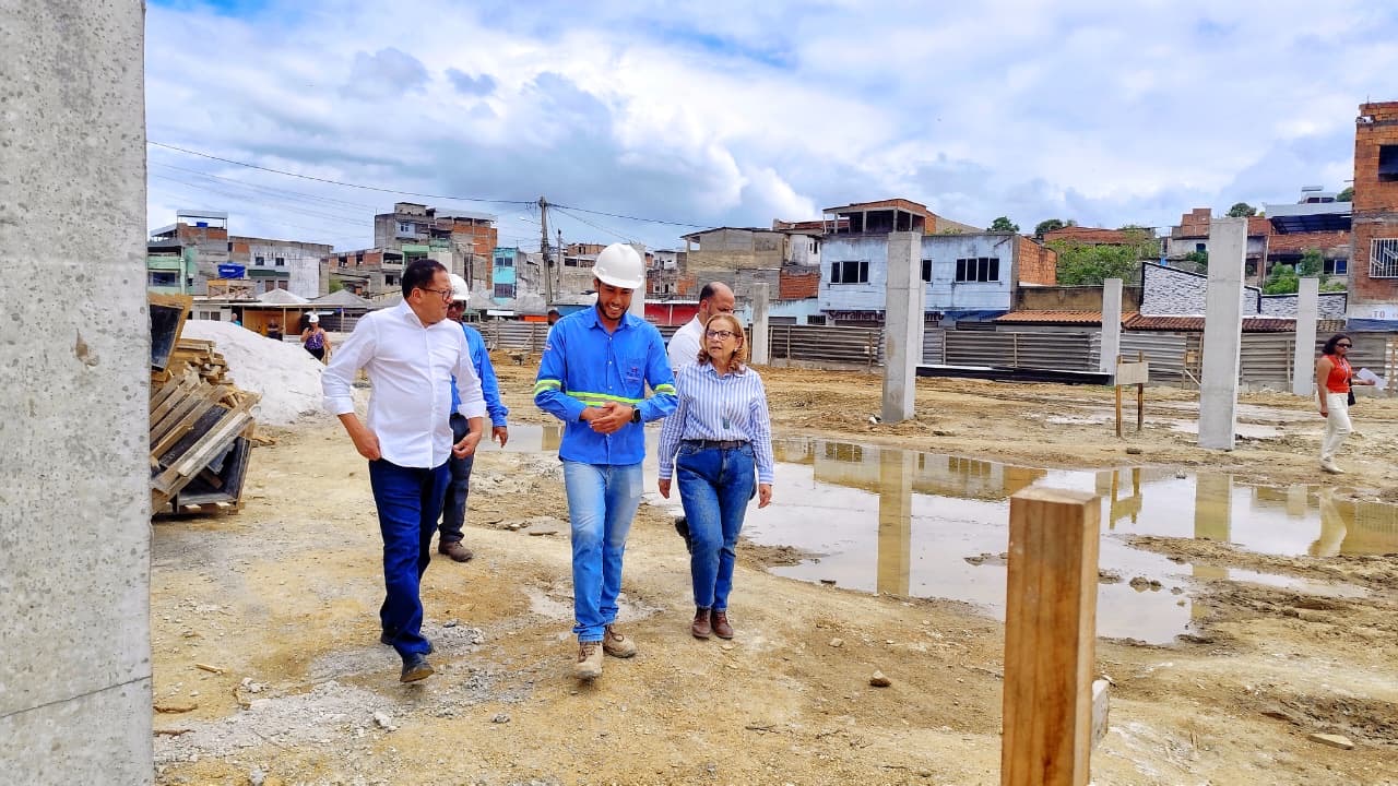 Prefeito Augusto Castro e secretária Sônia Fontes supervisionam obras da Feira da Califórnia