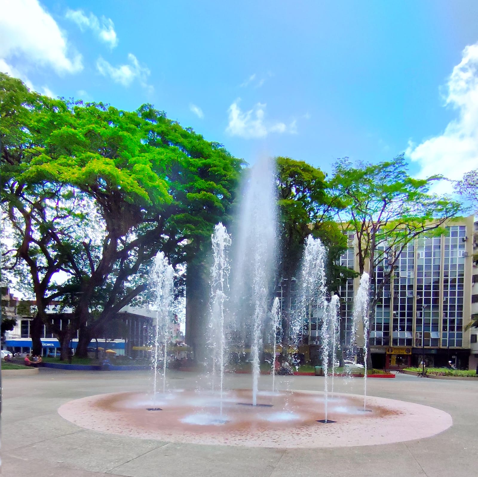 Com brilho renovado, a fonte luminosa da Praça Otávio Mangabeira volta a funcionar