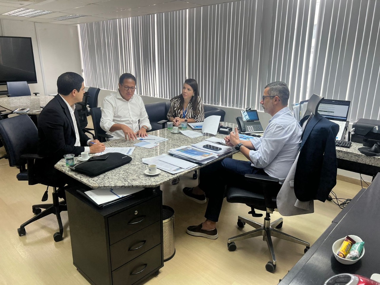Prefeito Augusto Castro se reúne com a EMBASA para tratar dos serviços de saneamento básico em Itabuna