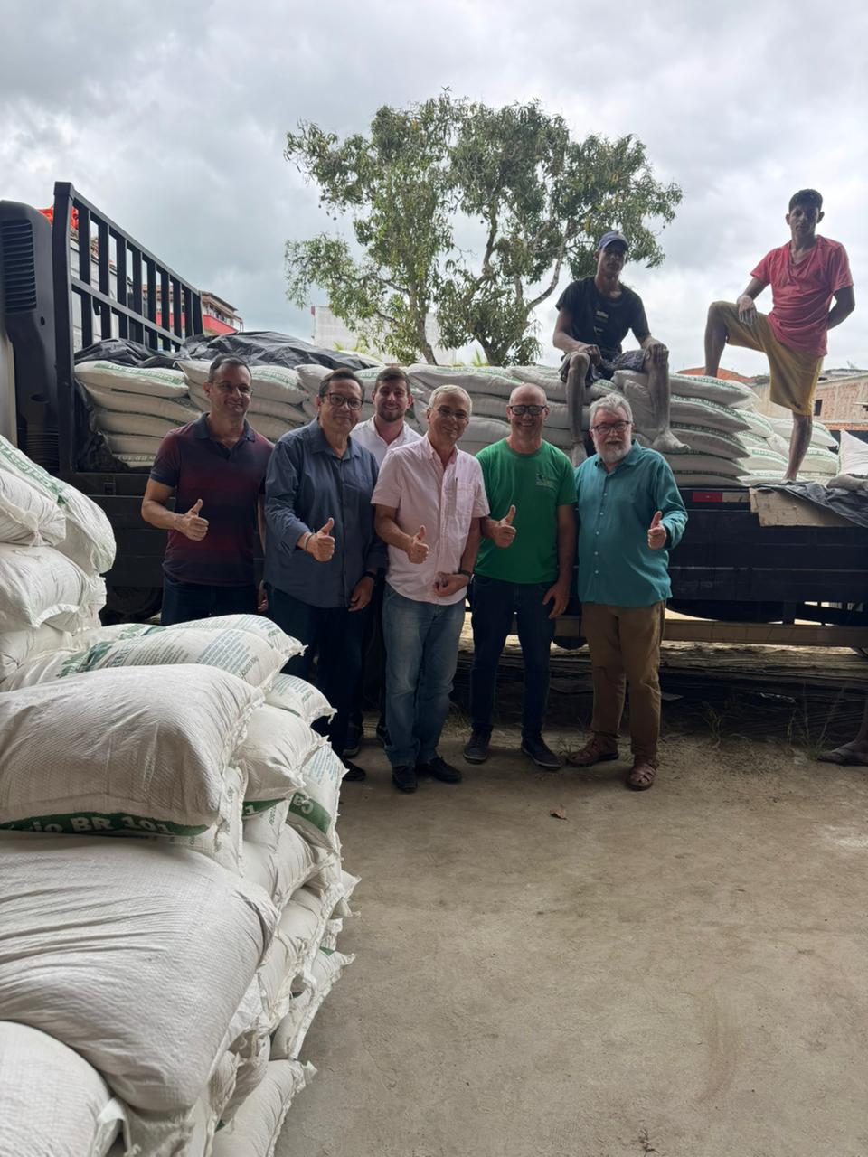 Autoridades acompanham recebimento de nova remessa de calcário para fortalecer agricultura familiar