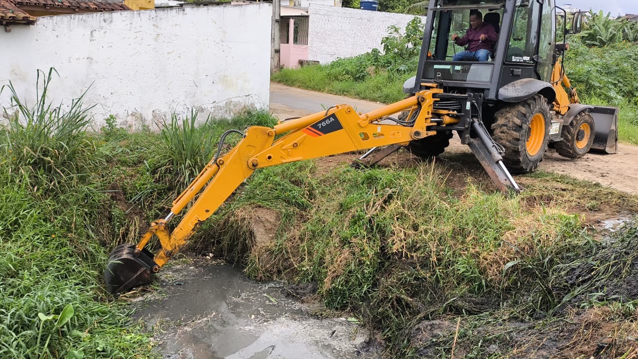 Prefeitura de Itabuna prossegue na limpeza de bueiros e canais para prevenir alagamentos