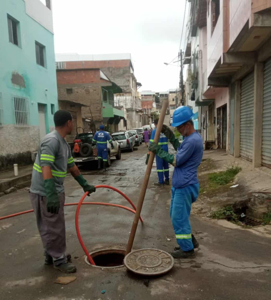 EMASA desobstrui rede de coleta de esgoto sanitário no bairro Mangabinha