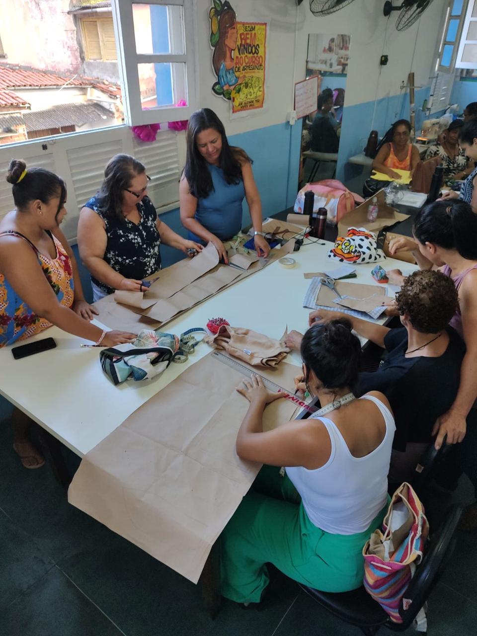 Escola Profissionalizante Maria de Lourdes Monteiro entrega certificados aos concluintes dos cursos