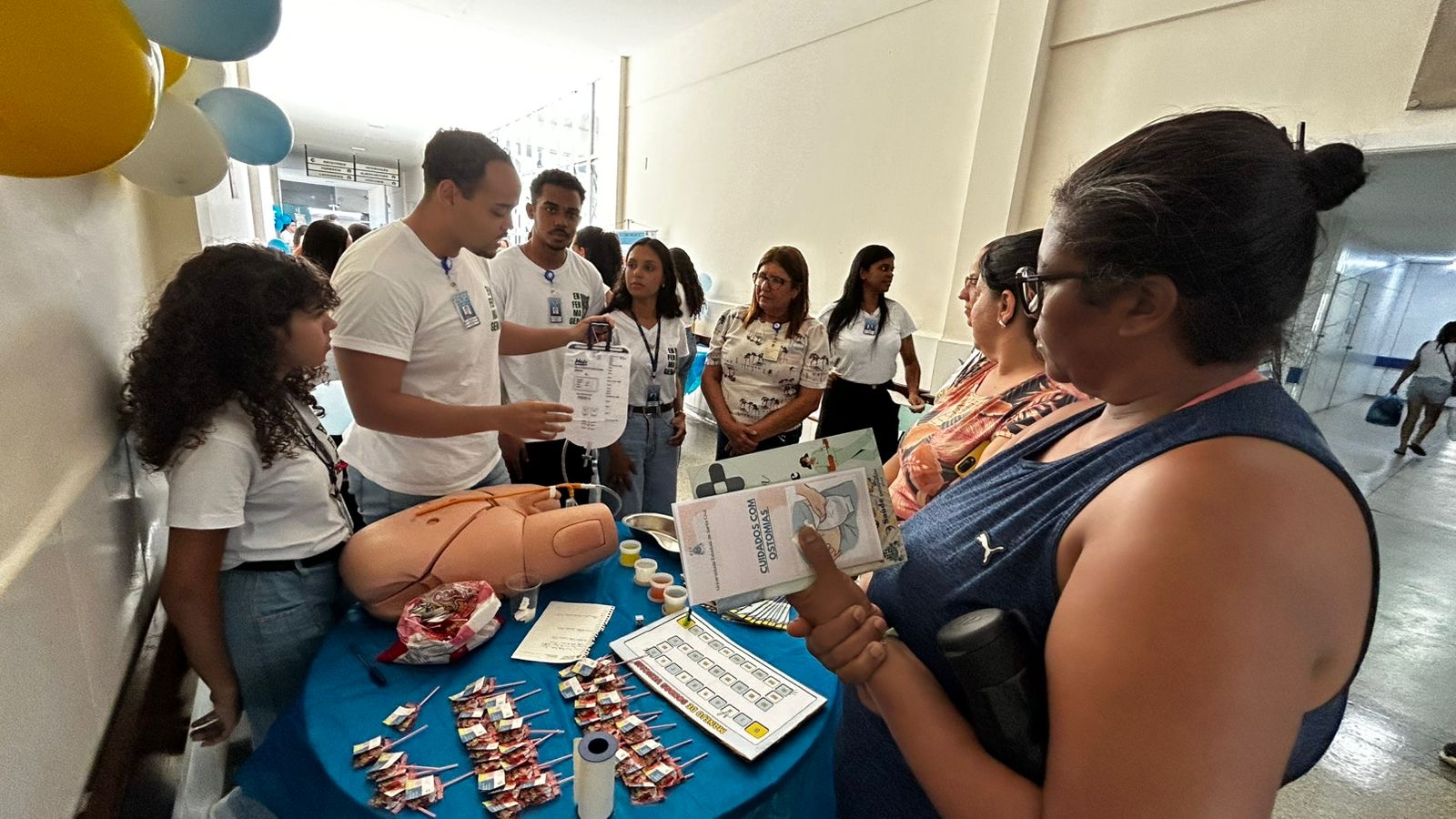 Acompanhantes recebem treinamento em cuidados domiciliares no Hospital de Base
