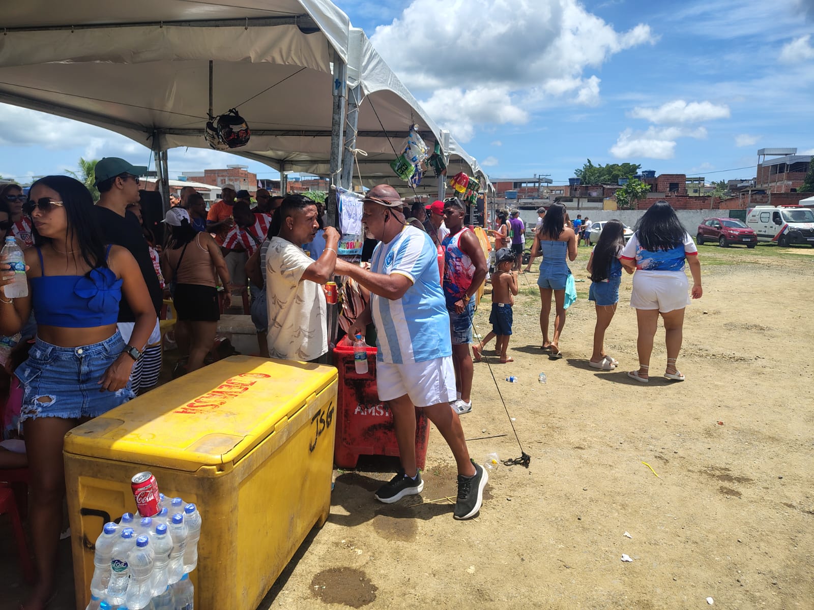 Vendedores ambulantes comemoram boas vendas na final do Campeonato Interbairros de Futebol
