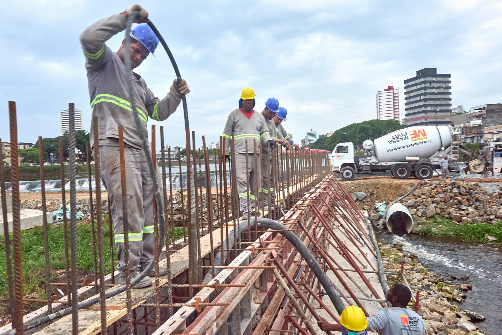 Titular da SIURB faz visita técnica ao canteiro de obras da nova ponte sobre o Rio Cachoeira em Itabuna