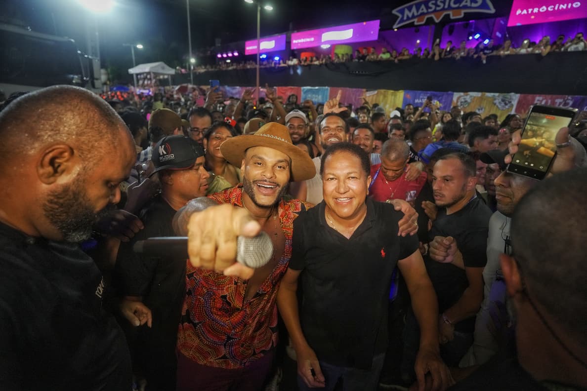 Tony Salles convida e Augusto Castro desce para brincar e dançar com o povo na última noite do Carnaval Antecipado