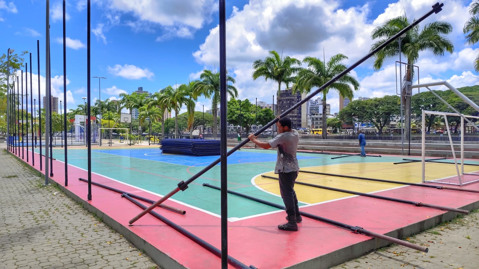 Prefeitura de Itabuna faz reposição de equipamentos das praças do circuito do carnaval e revitaliza sinalizações