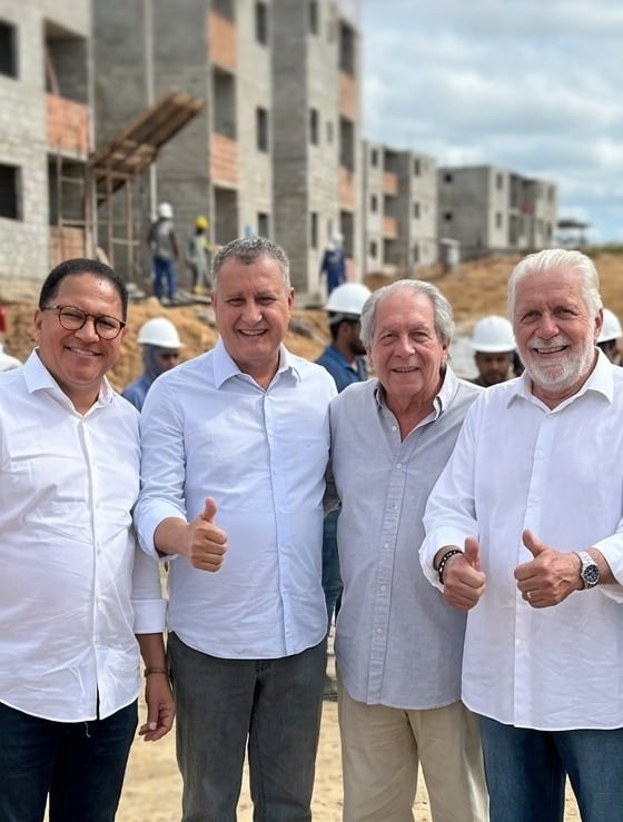 Prefeito Augusto Castro recebe ministro Rui Costa que assina ordens de serviço e a licitação para investimentos em educação e novo sistema de água