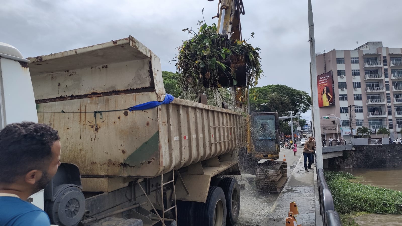Prefeitura de Itabuna inicia operação integrada de remoção de baronesas, vegetações e entulhos do Rio Cachoeira com apoio da Prefeitura de Ilhéus