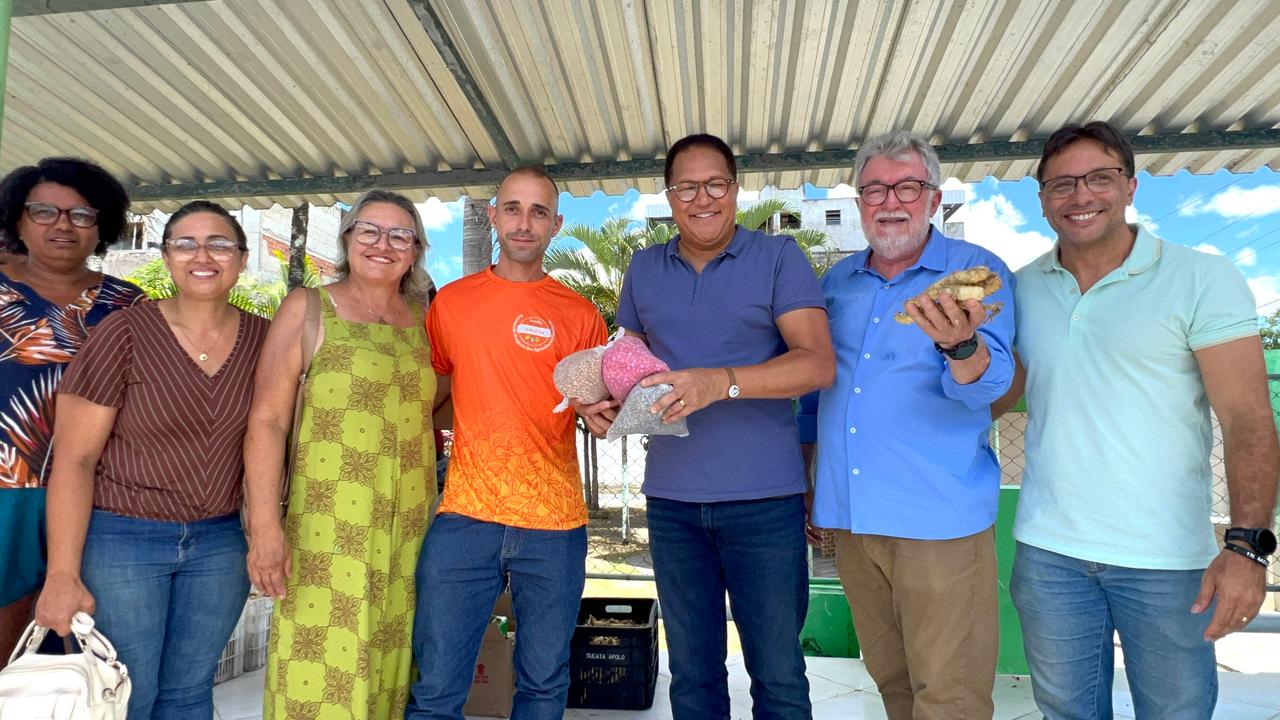 Prefeito Augusto Castro coordena a distribuição de milho, feijão, hortaliças e a reintrodução da araruta na agricultura familiar