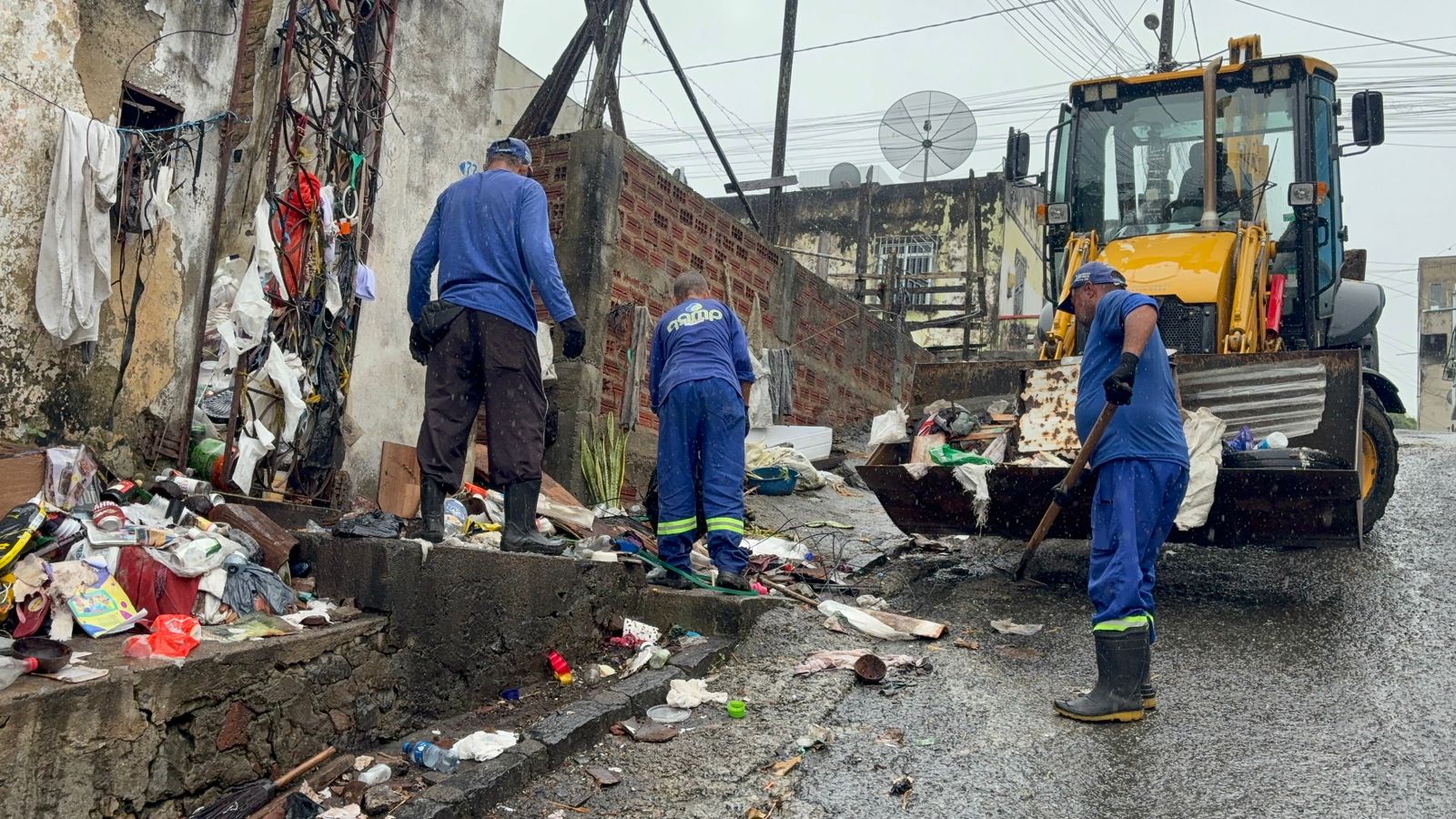 Prefeitura de Itabuna recolhe lixo e entulho de imóvel no Mangabinha